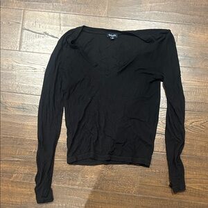 thin long sleeve v neck shirt